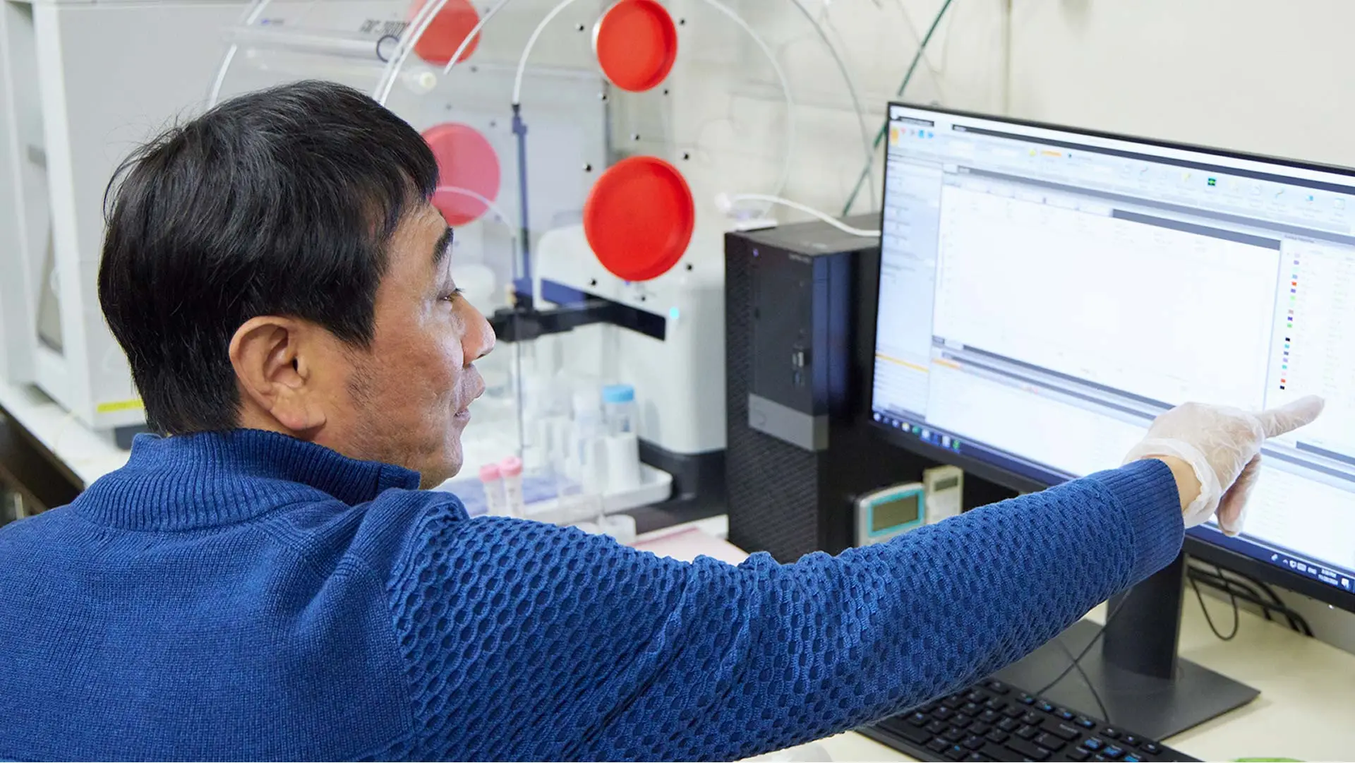 人物写真：横山哲也教授