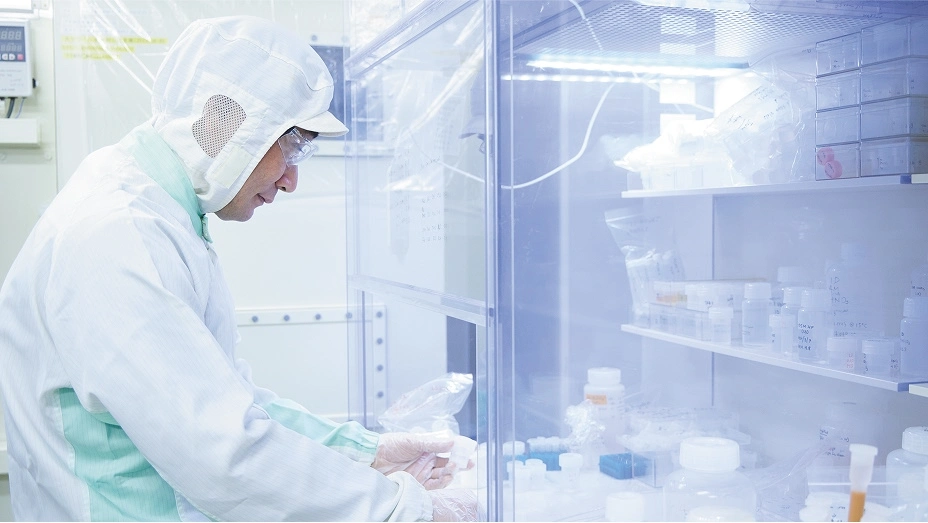 地球環境の汚染を防ぐクリーンルームで、リュウグウ試料の分析に着手