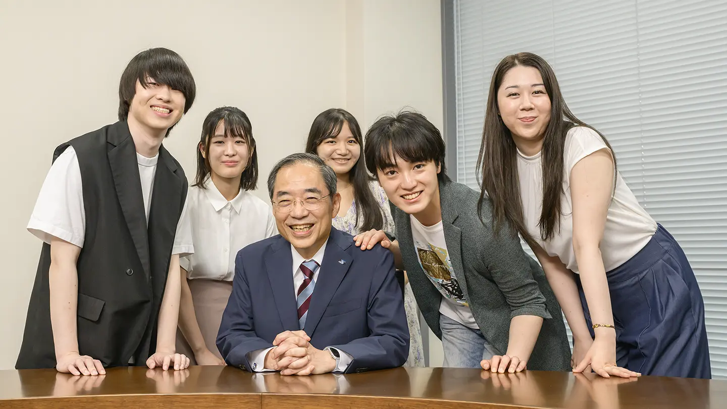 人物写真：田中学長と5人の学生