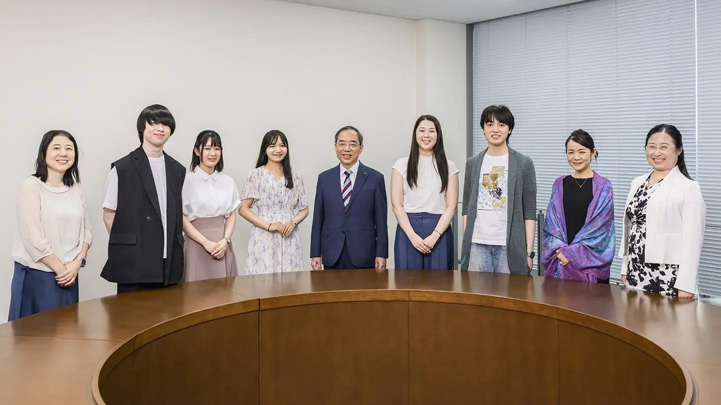 対談に参加した教員・学生の集合写真