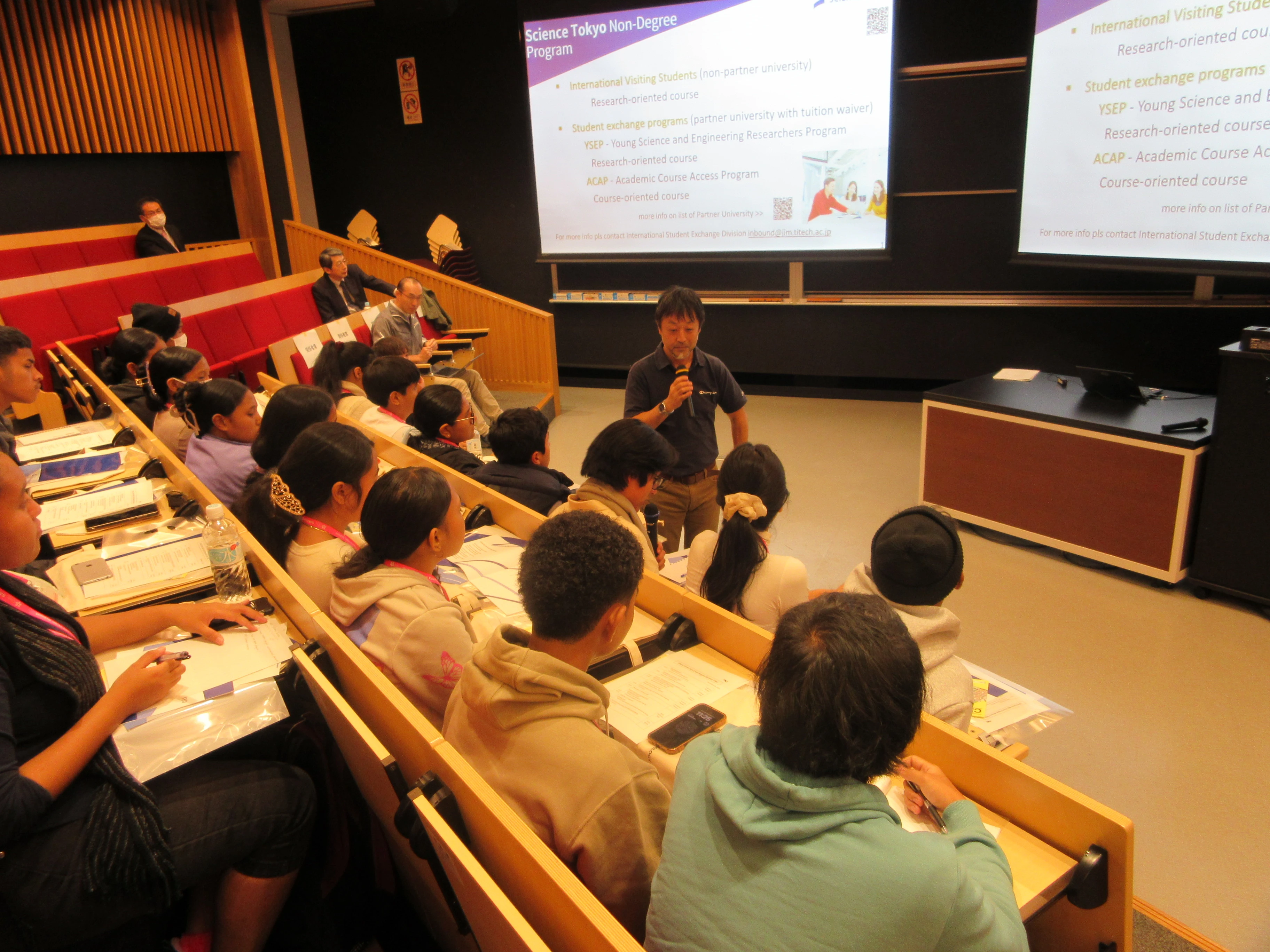 Professor Tomohiro Nozaki (Deputy Director of International Affairs, Admissions Center, School of Engineering) answers questions from high school students